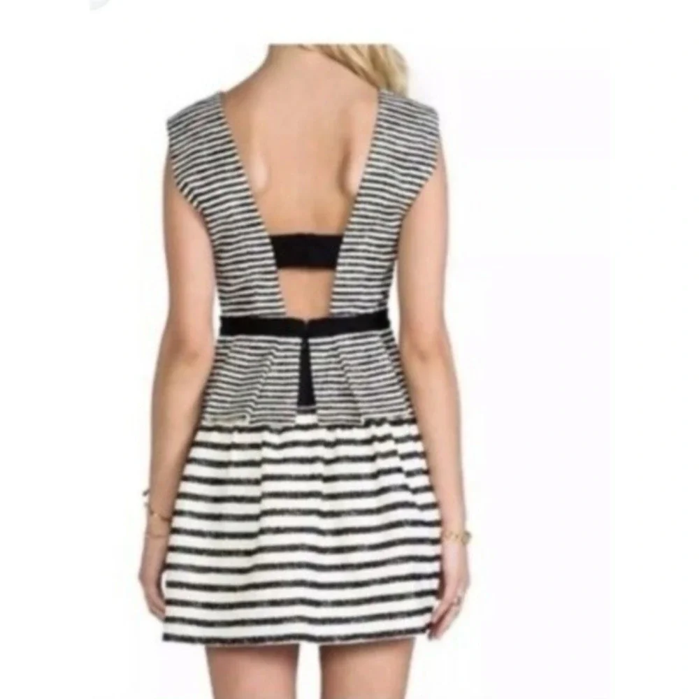 BCBGMAXAZRIA Piper V-Neck Peplum Mini Dress Deep‎ Back  Sz 4 Festival Striped